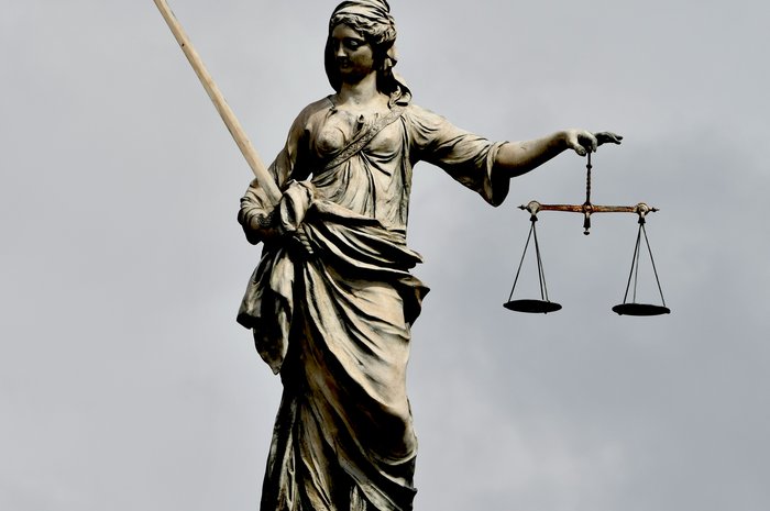 Can the consignor or the consignee request a modification of the information indicated in the CIM Consignment note?